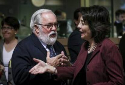 El ministro español de Agricultura, Alimentación y Medio Ambiente, Miguel Arias Cañete, conversa con la comisaria europea de Pesca, Maria Damanaki, antes del Consejo de Ministros de Agricultura y Pesca de la Unión Europea (UE) en Bruselas (Bélgica) hoy.