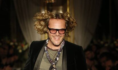 Peter Dundas, tras el desfile de su colecci&oacute;n oto&ntilde;o/invierno de hombre para Roberto Cavalli en Mil&aacute;n, el pasado enero.