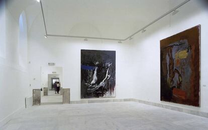 Vista de sala de la exposición 'Referencias: un encuentro artístico en el tiempo', de 1986.