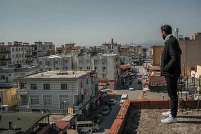 Un hombre en el tejado de un edificio contempla la ciudad de Erzin, este sábado.