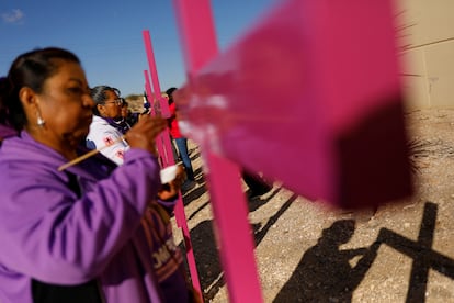 Norma Laguna escribe en una cruz el nombre de su hija asesinada, Idaly Jauche Laguna, durante una protesta por el Día Internacional para la Eliminación de la Violencia contra las Mujeres en Ciudad Juárez.