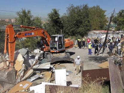 La piqueta derriba ayer una de las infraviviendas del poblado de Santa Catalina, donde vivían 99 familias.