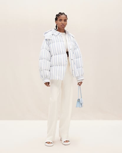 Jacquemus. El estilo calmado y minimal de Simon Porte Jacquemus llega al universo del plumífero con esta parka acolchada en estampados tan provenzales como rayas o flores. Una manera sutil de dar la bienvenida a la primavera pero a buen recaudo.