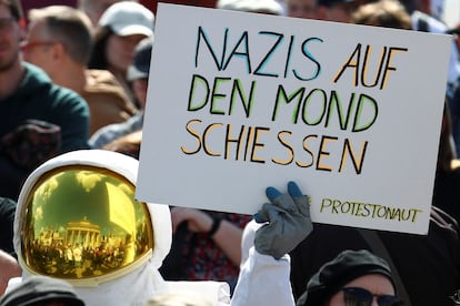 Un manifestante protesta contra la formación ultra Alternativa para Alemania en Berlín
