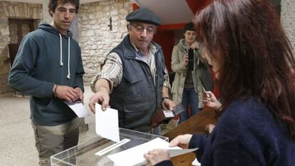Vecinos de Igeldo votando sobre la segregación de San Sebastián.