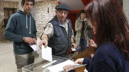 Vecinos de Igeldo votando sobre la segregaci&oacute;n de San Sebasti&aacute;n. 