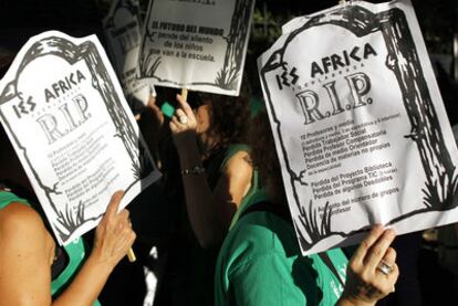 Profesores del IES África, de Fuenlabrada, ayer durante la manifestación en su recorrido desde Neptuno a la Puerta del Sol.