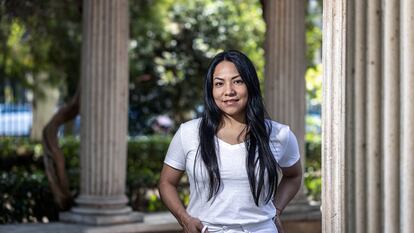 Fiorella Espinosa, estudiante peruana de máster, en unos jardines de Valencia.