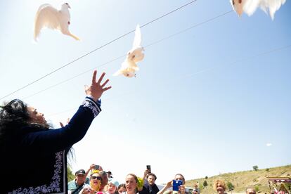 Las palomas vuelan sin elegancia, cada una hacia un lugar diferente, aturulladas y sin una dirección clara. Los niños aplauden y comienza una retahíla de "guapas, te quieros y vítores" a la virgen. Una vez tranquilas, las palomas vuelven a reunirse a poca distancia y regresan a su casa.