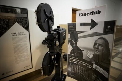  Un proyector de cine recibe a los asistentes del Cineclub Universitario de Granada. Espacio V Centenario de la Universidad de Granada. 