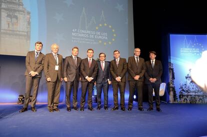 Isidoro Calvo, coordinador del 4º Congreso de los Notarios de Europa; José Manuel García Collantes, presidente del Consejo de los Notarios de la UE; Rafael Catalá, ministro de Justicia; Alberto Núñez Feijóo, presidente de la Xunta de Galicia; Francisco Javier Gómez Gálligo, director general de los Registros y del Notariado; José Ángel Martínez Sanchiz, presidente del Consejo General del Notariado, entre otros.