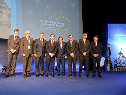 Isidoro Calvo, coordinador del 4º Congreso de los Notarios de Europa; José Manuel García Collantes, presidente del Consejo de los Notarios de la UE; Rafael Catalá, ministro de Justicia; Alberto Núñez Feijóo, presidente de la Xunta de Galicia; Francisco Javier Gómez Gálligo, director general de los Registros y del Notariado; José Ángel Martínez Sanchiz, presidente del Consejo General del Notariado, entre otros.