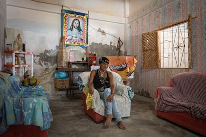 Vicky posa para un retrato en el salón de su casa en Puerto Engabao, este 1 de octubre. Engabao es una pequeña localidad costera (unos 4.000 habitantes) en el sur de Ecuador, en la provincia de Guayas, que vive principalmente del turismo y la pesca. Aquí, algunas vecinas como Vicky, que se identifican como mujeres transexuales, como personas no binarias o como travestis, se han reapropiado del término enchaquirados, que definía a sirvientes transexuales del cacique Tumbalá, destinados a tareas sexuales y religiosas durante la era precolombina.