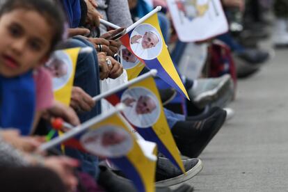 Un grupo de niños espera la llegada del Papa en Bogotá.