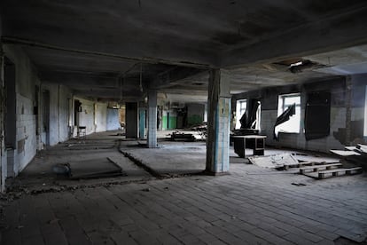 Interior de un restaurante empleado por los militares rusos durante la ocupación como centro de detención e interrogatorios en Snigurivka.