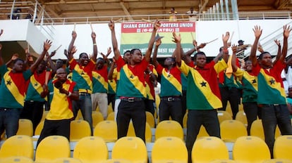 Aficionados ghaneses animan a su selección durante un entrenamiento en el Estadio Nacional de Accra.