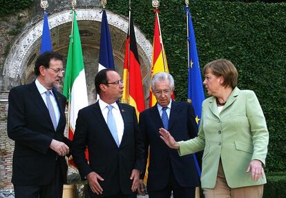 El presidente espa&ntilde;ol, Mariano Rajoy; el presidente de la Rep&uacute;blica francesa Fran&ccedil;ois Hollande; el ex primer ministro Mario Monti y la canciller alemana Angela Merkel, intentando entenderse en la famosa cumbre europea de junio de 2012 en Roma.