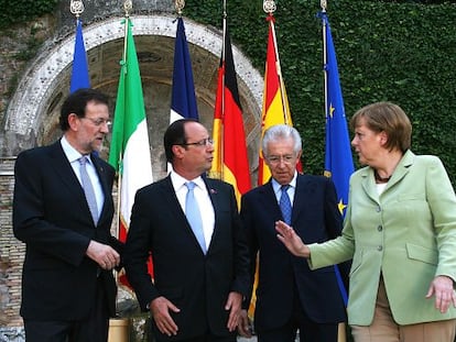 El presidente espa&ntilde;ol, Mariano Rajoy; el presidente de la Rep&uacute;blica francesa Fran&ccedil;ois Hollande; el ex primer ministro Mario Monti y la canciller alemana Angela Merkel, intentando entenderse en la famosa cumbre europea de junio de 2012 en Roma.