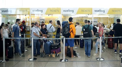 Colas para presentar reclamaciones a Vueling en el Aeropuerto de El Prat, en Barcelona.