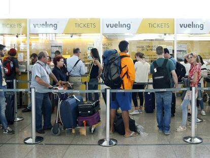 Colas para presentar reclamaciones a Vueling en el Aeropuerto de El Prat, en Barcelona.