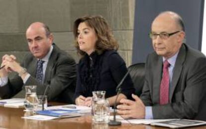 La vicepresidenta del Gobierno, Soraya Senz de Santamara, y los ministros de Hacienda y Administraciones Pblicas, Cristbal Montoro (dcha), y Economa, Luis de Guindos, durante la rueda de prensa que ofrecieron hoy tras el Consejo de Ministros en la que se aprob el proyecto de Presupuestos Generales del Estado para 2013.