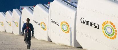 Hileras de "nacelles" o góndolas para aerogeneradores del grupo Gamesa.