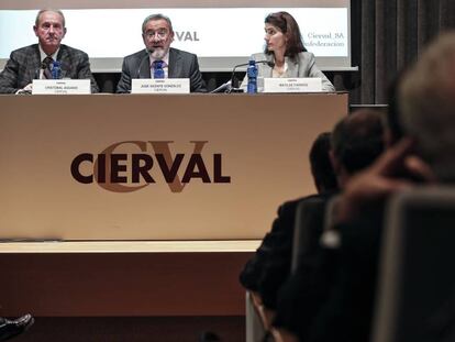 El presidente de la patronal valenciana, Cierval, José Vicente González, en el centro durante la asamblea.