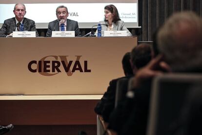 El presidente de la patronal valenciana, Cierval, José Vicente González, en el centro durante la asamblea.