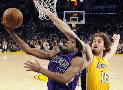 Pau Gasol lucha por un balón con el jugador de Sacramento Jonh Salmans