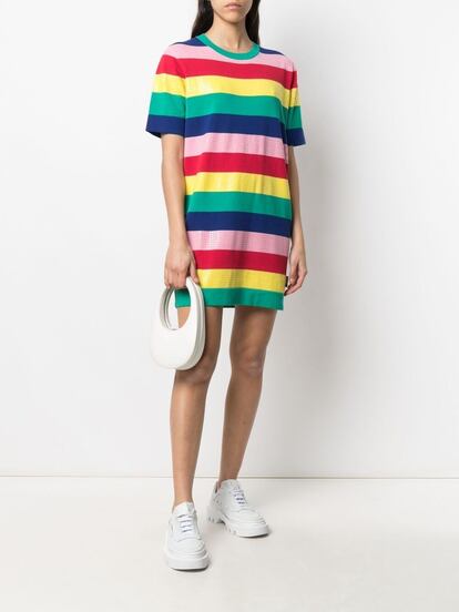 Dale un chute extra de energía a tu armario de primavera con esta camiseta-vestido de rayas multicolor de Love Moschino. 408€.