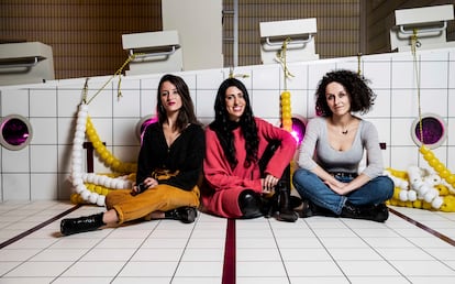 Eva Mir, Alba R. Santos y María San Miguel  (de izquierda a derecha), en la escenografía del escenario de la sala Francisco Nieva del teatro Valle-Inclán.