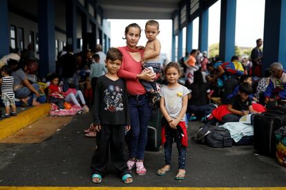 Génesis Valera, de 27 años, está embarazada de seis meses. Antes de llegar a Perú, tuvo que cruzar la frontera entre Colombia y Venezuela por senderos y ríos junto a sus tres hijos: Sebastían, de 7 años; Claudia, de 6 e Isaías, de 2. "Fui a través del agua, me dijeron que me callara porque había guerrilleros alrededor". Una vez en Colombia, Génesis viajó en autobús pero tuvo que caminar parte del camino para evitar un punto de control. "Tuvimos que esperar en el medio de los arbustos durante dos horas, estaba oscuro y muy frío, mientras esperábamos que el autobús nos recogiera de nuevo", cuenta Génesis. Ahora, desea dar a luz en Perú y conseguir un trabajo para suplir las necesidades básicas de sus cuatro hijos.