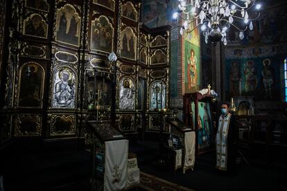 “Es la primera iglesia que ve el sol en la Europa continental”, dice Macaila Marian, sacerdote en la catedral Ortodoxa de San Nicolás y Alejandro.