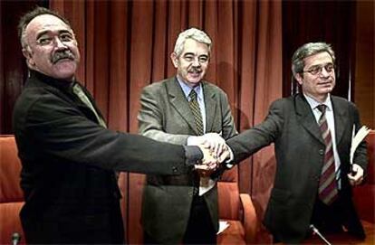 Carod Rovira, Maragall y Joan Saura estrechan las manos tras llegar a un acuerdo para reformar el Senado.