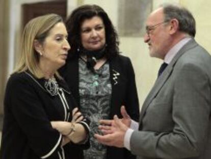 La ministra de Fomento, Ana Pastor, conversa con el mediador en el conflicto de Iberia, Gregorio Tudela, tras firma del acuerdo que puso fin a la huelga.