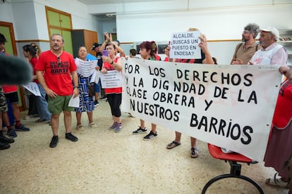 Encierro de representantes de la plataforma Barrios Hartos el pasado 19 de julio en Sevilla para protestar por los cortes de luz.
