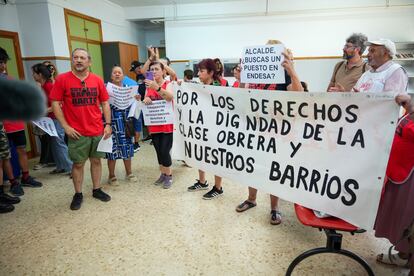 Encierro de representantes de la plataforma Barrios Hartos el pasado 19 de julio en Sevilla para protestar por los cortes de luz.