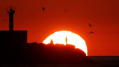 Puesta de sol en el muelle del puerto de la localidad coruñesa de Portosín.