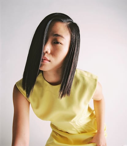 La actriz Songa Park, con vestido amarillo de SPORTMAX.