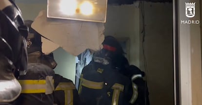 Los bomberos, en el bar-cafetería que ha ardido en Villaverde.
