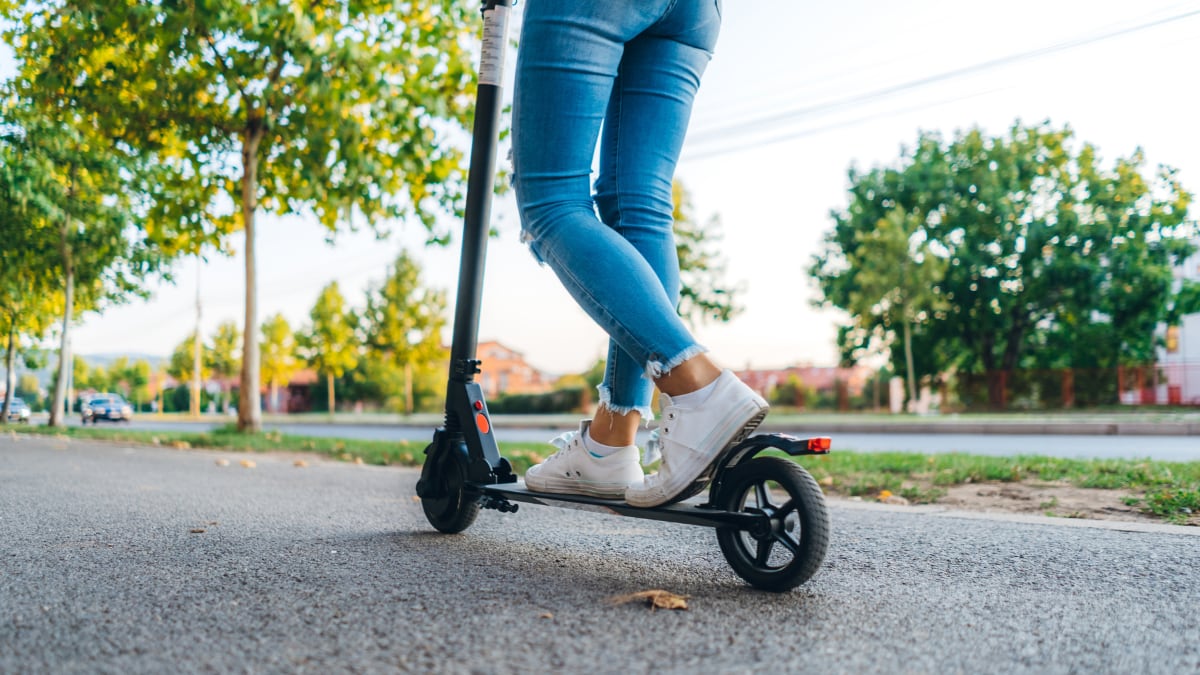 La DGT multa a los patinetes sin identificación: cómo regularizarlos y conseguir la ‘matrícula’