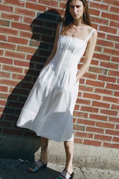 Este vestido de Barbara Casasola evoca el aire vintage del diseño de Hepburn.