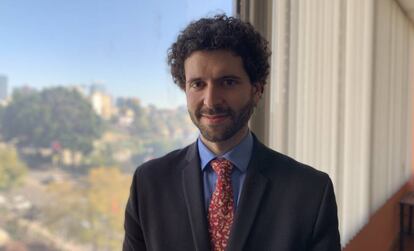 El director del Instituto de los Mexicanos en el Exterior, Roberto Valdovinos, en el Consulado de México en Los Ángeles.