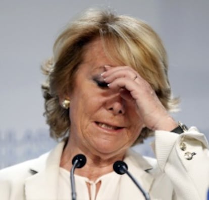 La candidata del PP, Esperanza Aguirre, comenta los resultados ante los periodistas, el domingo por la noche.