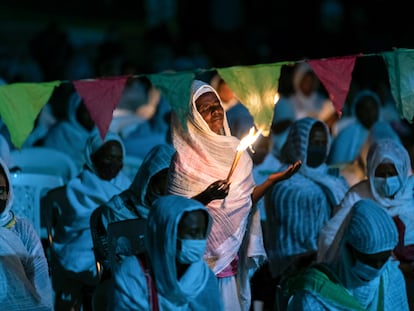 Cristianos ortodoxos etíopes encienden velas y rezan por la paz en la Catedral Medhane Alem de Addis Abeba este jueves 5 de noviembre.