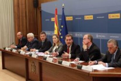 La ministra de Fomento, Ana Pastor, entre el secretario de Estado de Infraestructuras, Rafael catalá, y el presidente de Aena, José Manuel Vargas.