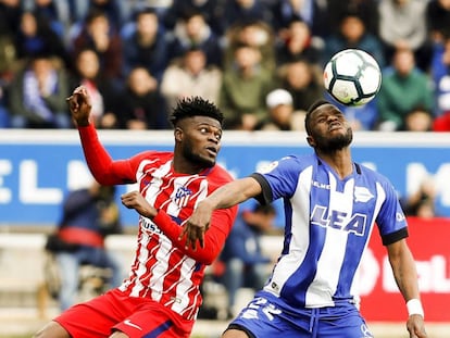 Thomas y Wakaso disputan un balón aéreo.