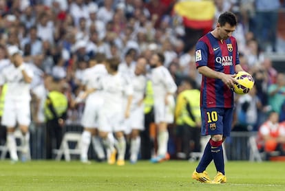 El jugador del Barcelona, Lionel Messi (c) tras el tercer gol marcado por el Real Madrid.