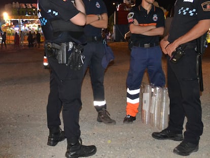Agentes de Policía y de Protección Civil, durante el dispositivo especial para las fiestas de Parla.