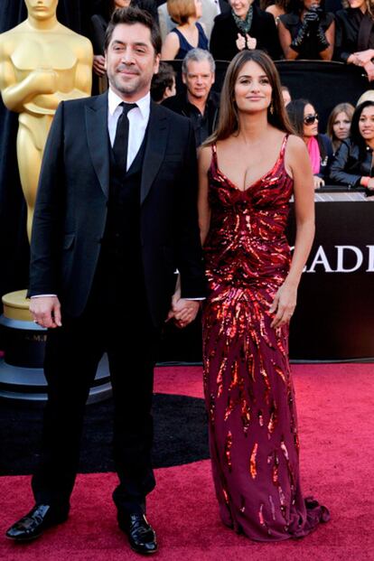 Después llegaría el el vestido rojo con lentejuelas que la actriz española lució en los Oscar de 2011. Era uno de sus diseños.